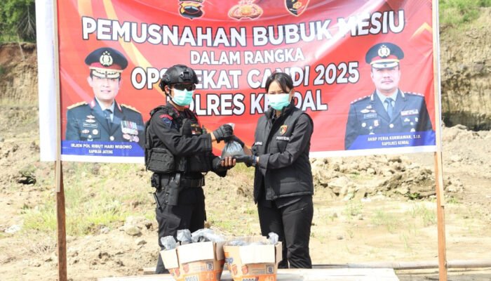 Operasi Pekat Candi 2025: Satreskrim Polres Kendal Musnahkan 23 Kilogram Bubuk Mesiu Black Powder