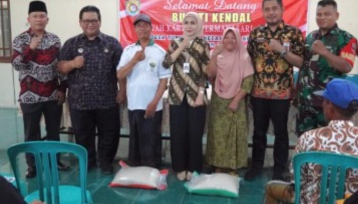 1.800 Orang Korban Banjir Di Kecamatan Brangsong Terima Bantuan Beras