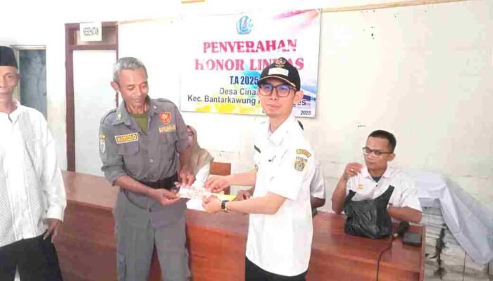 Pemdes Cinanas Salurkan Insentif untuk Kelembagaan Desa