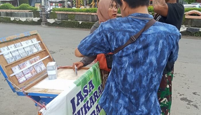 Jelang Lebaran Deretan Lapak Penukaran Uang Baru di Pemalang Ramai Diserbu Warga