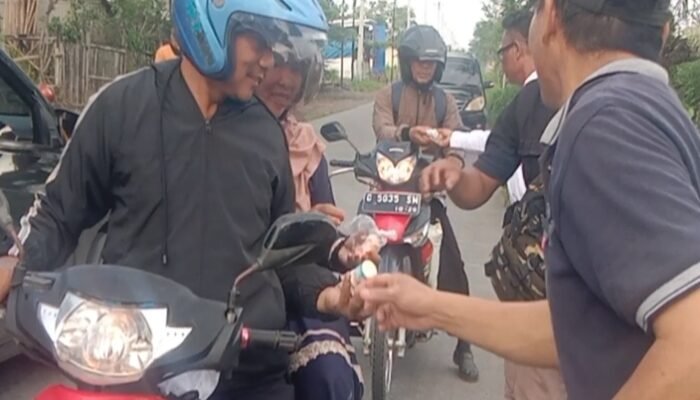 Relawan Berbagi dan Wartawan Pemalang Bagikan Ratusan Minuman Yakult Untuk Berbuka Puasa
