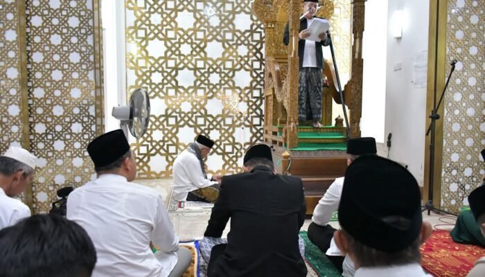 Bupati dan Wakil Bupati Bersama Forkopimda serta Ketua TP PKK Laksanakan Sholat Idul Fitri di Masjid Agung Pemalang 