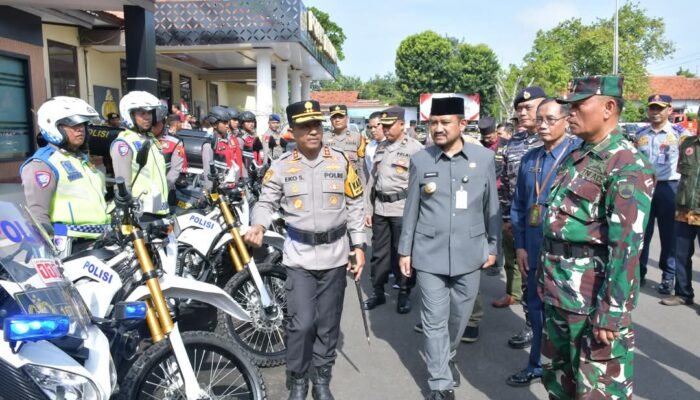 Bupati Pemalang Pimpin Apel Gelar Pasukan Operasi Ketupat Candi 2025 di Mapolres Pemalang