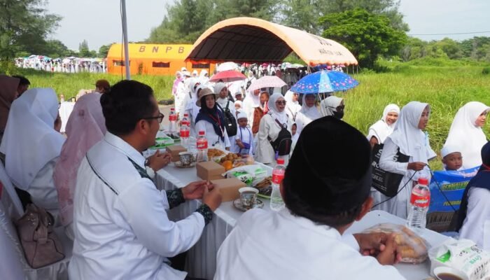 Bupati Mansur Hidayat Dampingi Anak-Anak Ikuti Manasik Haji Ceria di Pantai Widuri