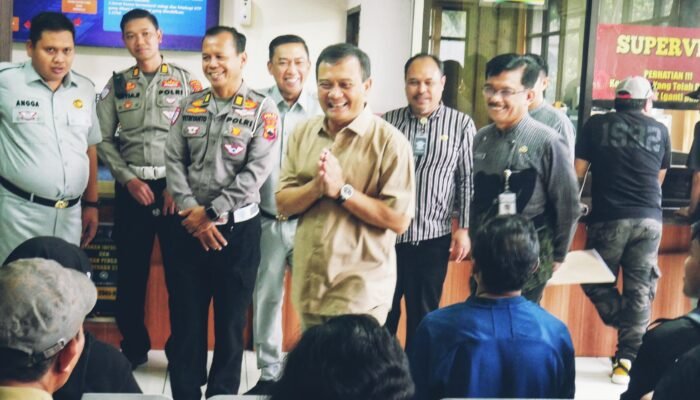 Gubernur Jateng Blusukan ke Samsat, Temui Wajib Pajak yang Tunggak Sedasawarsa dan Nikmati Pemutihan