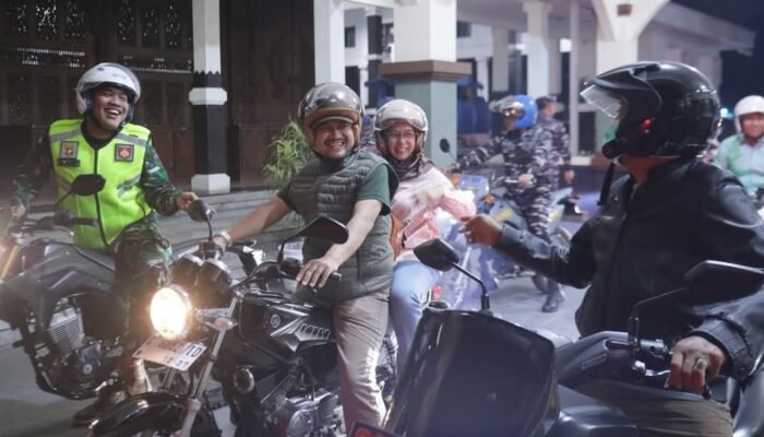 Bupati Anom Pantau Langsung POS Mudik Lebaran Pemalang, Berikan Bingkisan Semangat Petugas