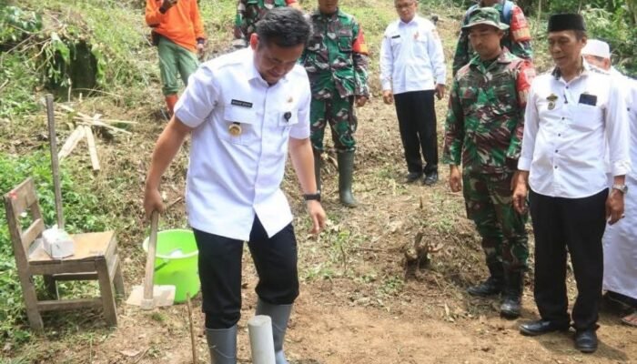 Bupati Mansur Hidayat Awali Pembangunan Jalan Alternatif Semingkir-Warukumpul Pasca Longsor