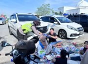 Pemudik di Rest Area 338A Pekalongan, dapat souvenir.