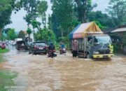 Luapan air di ruas Jl. Pahlawan Gejlk Kajen akibatkan kemacetan.