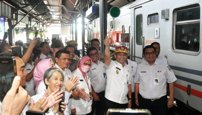 Gubernur Jateng Antar Ratusan Pemudik Balik Ke Perantauan Naik Kereta Api