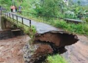 Jeblos, Akibatnya Jembatan Penghubung Dua Desa Putus, Karena Hujan Lebat di Lebakbarang.