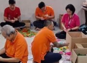 Pembinaan Berbasis Keterampilan, Warga Binaan Lapas Cipinang Rangkai Hiasan Teratai untuk Waisak