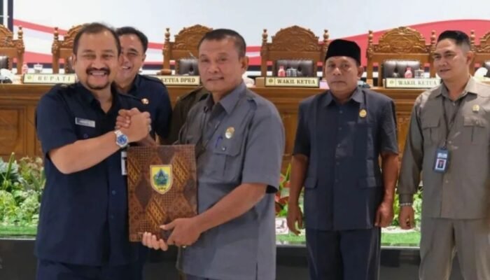 DPRD Pemalang Gelar Paripurna, Bupati Anom Sampaikan Tiga Raperda Prioritas Tahun 2025