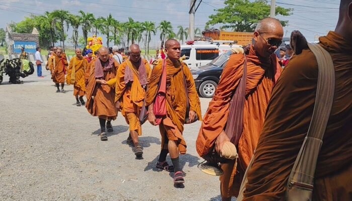 Biksu Thudong Tiba di Perbatasan Tegal–Pemalang, Lanjutkan Perjalanan ke Klenteng Ulujami