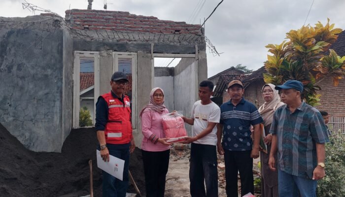 Ketua TP PKK Pemalang Serahkan Bantuan untuk Warga Korban Rumah Roboh di Banjarmulya