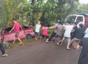 Wow Keren,, Kerjasama Polisi dan Warga , Evakuasi Mobil Terperosok.