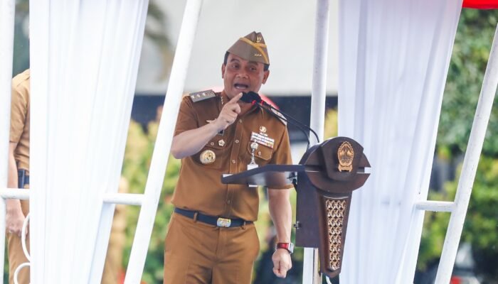 “Apel Kok Duduk?” Gubernur Luthfi Ajak Kepala Daerah Kompak Hujan-Hujanan di Semarang