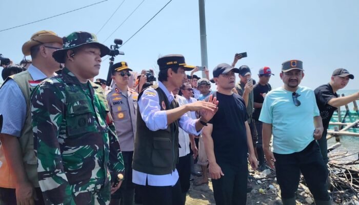 Bupati Pemalang Dampingi Gubernur Jateng Tinjau Desa Blendung Yang Terkena Rob