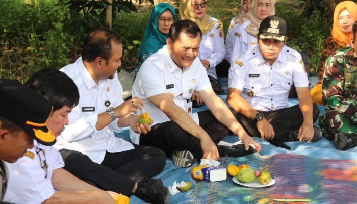 Bupati Pemalang Dampingi Gubernur Jateng Tinjau Inovasi Pengelolaan Sampah di Desa Penggarit
