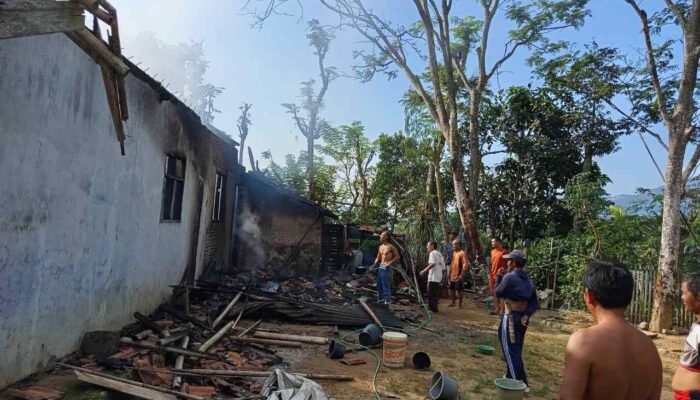 Kebakaran di Desa Waru, Rumah Milik Tarjuki Ludes Terbakar