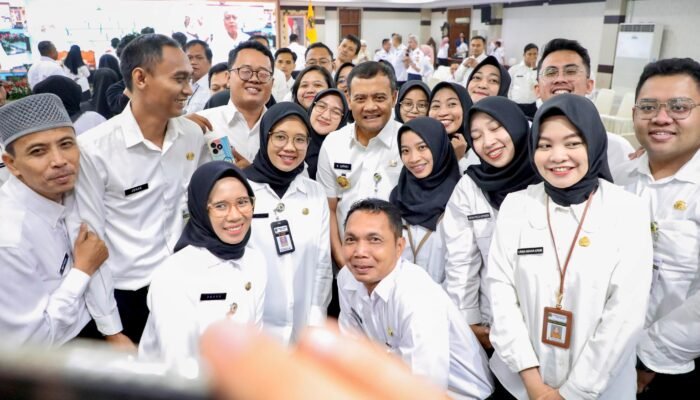 Ahmad Luthfi Serahkan Ribuan SK CPNS dan PPPK 2024: Kerja dengan Hati, Bukan Karena Jabatan atau Pujian