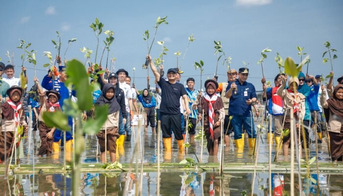 Ahmad Luthfi Pimpin Penanaman Jutaan Mangrove, Tegaskan ‘Mageri Segoro’ sebagai Budaya Konservasi