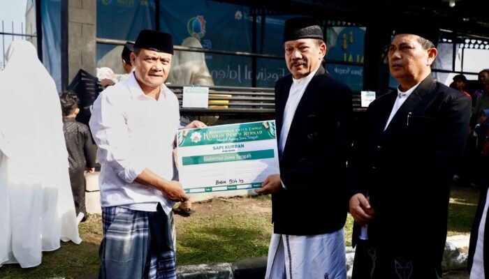 Pemprov Jateng Kurban 547 Ribu Hewan, Gubernur Serahkan Sapi di MAJT