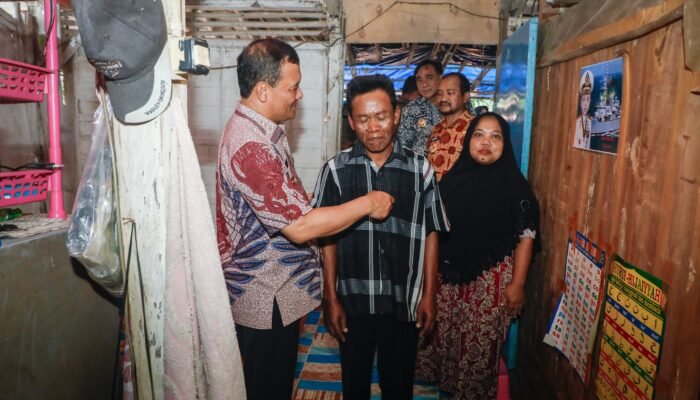 Dikunjungi Gubernur Luthfi, Nelayan Pemalang Menangis Haru Rumahnya Akan Direnovasi