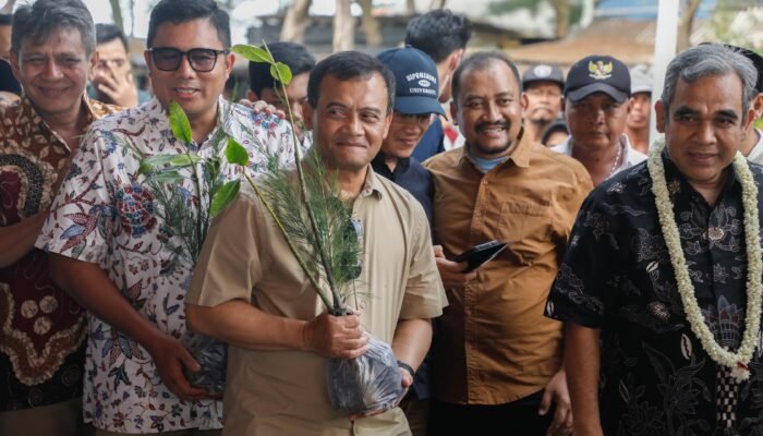 Bupati Pemalang Dampingi Gubernur Jateng Tanam Mangrove di Kertosari, Jangan Hanya Menanam, Rawat Juga!