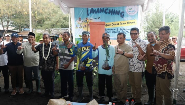 Di Pemalang Gubernur Jateng Gaungkan “Mageri Segoro”, Revitalisasi Pesisir Jateng Tak Cukup Tanam, Wajib Dirawat!