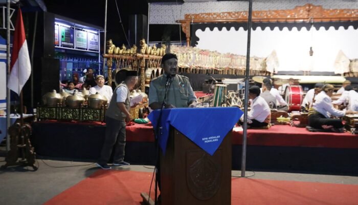 Semarak Hari Koperasi, Bupati Anom Saksikan Wayang Kulit di Pelutan