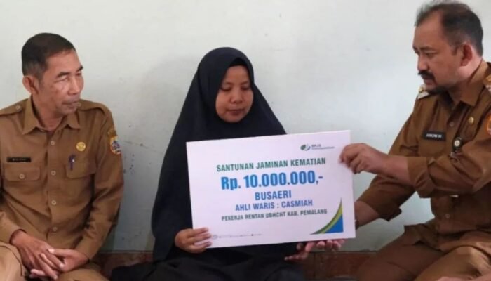 Keluarga Nelayan Berduka Bupati Anom Beri Santunan, Wujud Nyata Perhatian pada Nelayan