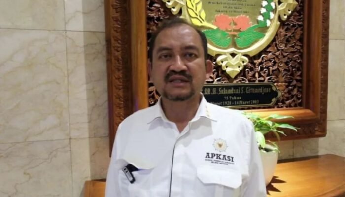Bupati Anom Larang Keras Jual Beli Seragam dan LKS di Sekolah Negeri
