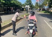 Asyiik! Pengendara Tak Tertib Malah Dapat Cokelat, Ini Pesan Sat Binmas Polres Pekalongan