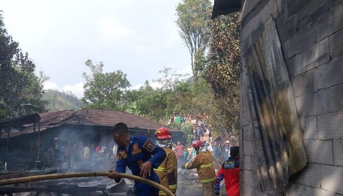 Kebakaran Hebat di Belik, 4 Rumah Hangus Dilalap Api