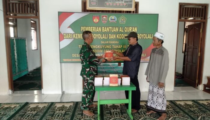Satgas TMMD Kodim 0724/Boyolali Serahkan Bantuan Al-Qur’an untuk Masjid Al Amin
