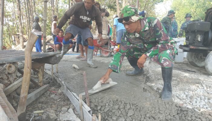 Gotong Royong Panas-Panasan, Satgas TMMD Kebut Pembangunan Jalan Rabat Beton di Sarimulyo