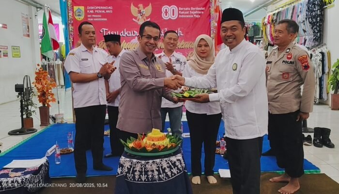 Rizal Bawazier Resmikan Tangga Utama Pasar Randudongkal pada Tasyakuran Kemerdekaan RI ke-80