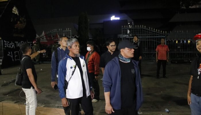 Demonstrasi Semarang Massa Bakar Kantin dan 3 Mobil di Kantor Pemprov Jateng