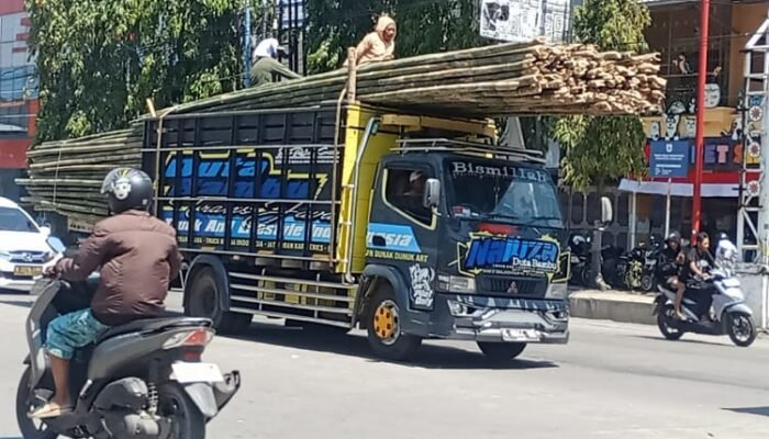 Truk Bermuatan Bambu Masih Bebas Melintas di Jalanan Kota Pemalang