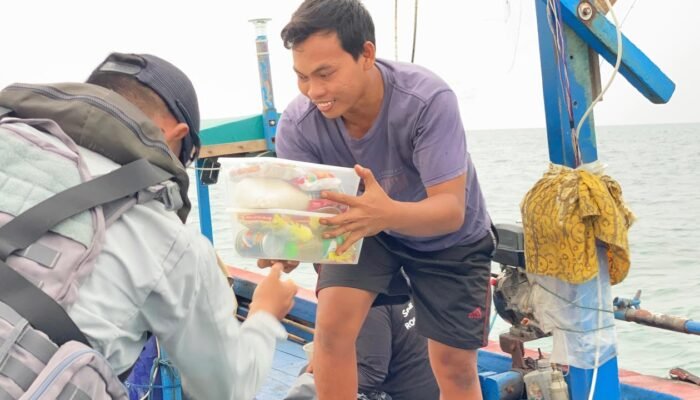 KN Tanjung Datu-301 Bagikan Sembako dan Edukasi Nelayan Banten