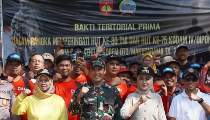 Bakti Teritorial Prima Kodim 0715/Kendal Laksanakan Gotong-Royong Bersihkan Sampah Di Pantai Muara Kencana