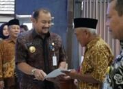 Bupati Pemalang Serahkan SK Purna Tugas, Apresiasi Dedikasi PNS