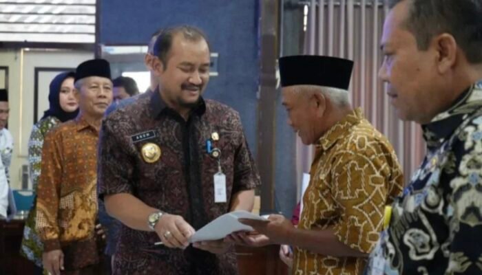 Bupati Pemalang Serahkan SK Purna Tugas, Apresiasi Dedikasi PNS
