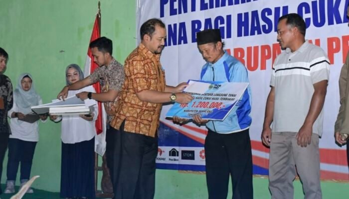 Bupati Pemalang Salurkan BLT Dana Bagi Hasil Cukai Hasil Tembakau di Desa Cikendung