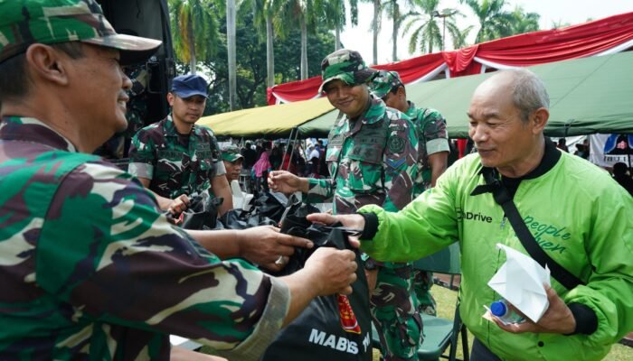 TNI Bagikan 15 Ribu Paket Sembako untuk Masyarakat di Monas