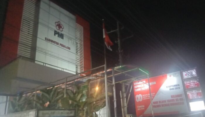 Duh Biyung? Bendera Merah Putih di Kantor PMI Pemalang Dibiarkan Berkibar Hingga Malam Hari