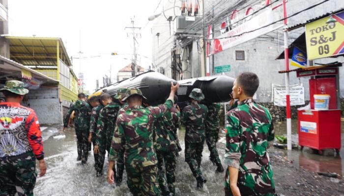TNI Bergerak Cepat Evakuasi Korban Banjir di Denpasar, Kodam IX/Udayana Kerahkan Ratusan Prajurit