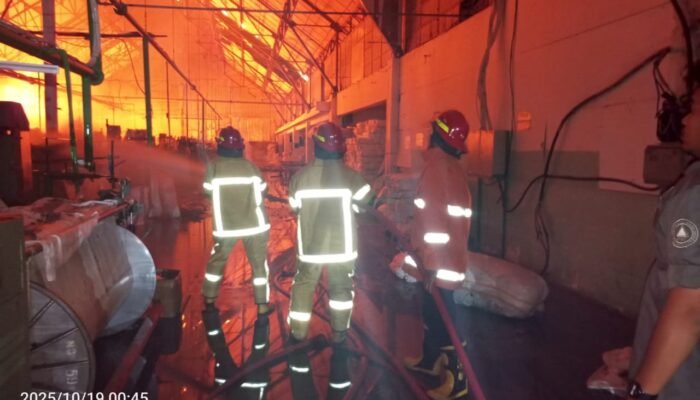 Pabrik Tekstil di Tegal Dilalap Si Jago Merah, Damkar Pemalang Dikerahkan Membantu 