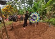 Dandim Pimpin Penghormatan Terakhir untuk Sertu Budi Tri Asmoro. 